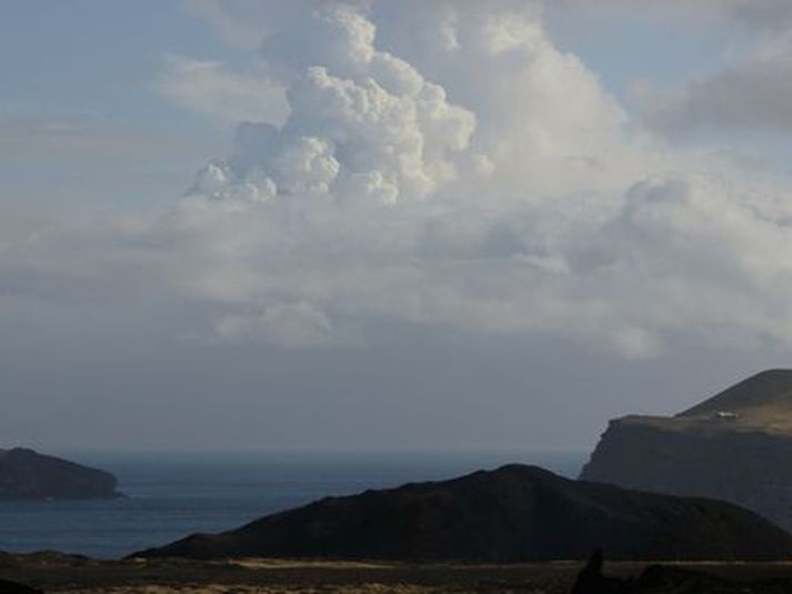 Eldgosið úr fjarlægð.