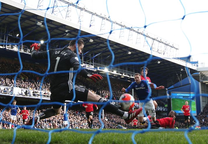 Gylfi á skot sem De Gea ver. Skömmu síðar skoraði Calvert-Lewin en markið var dæmt af því Gylfi var rangstæður.