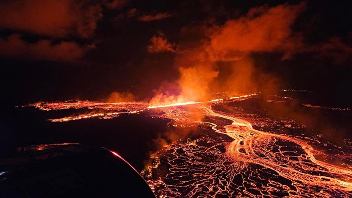 Ljósmynd tekin úr þyrlu Landhelgisgæslunnar í nótt.