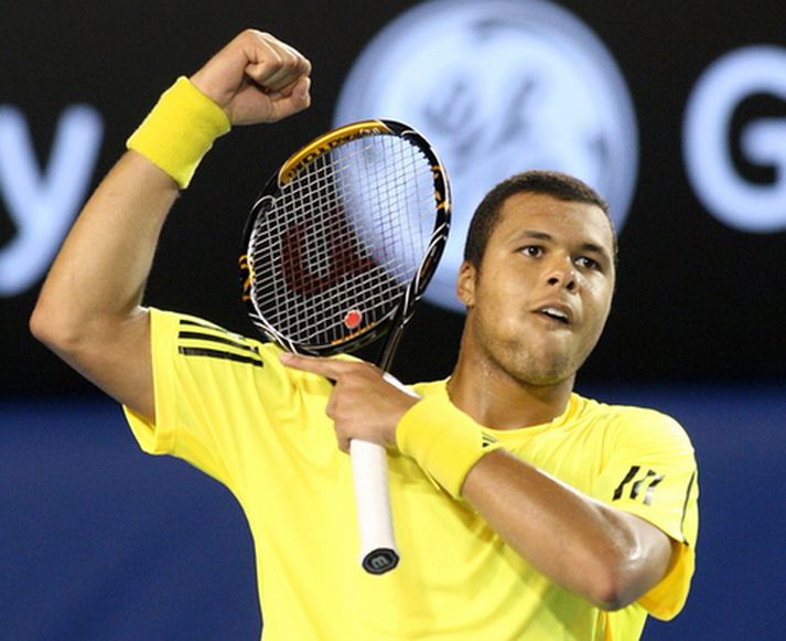 Jo-Wilfried Tsonga fagnar sigrinum í morgun.