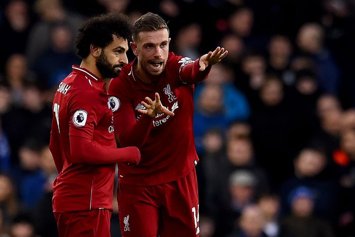 Jordan Henderson útskýrir málið fyrir Mohamed Salah í leiknum á móti Everton um helgina.