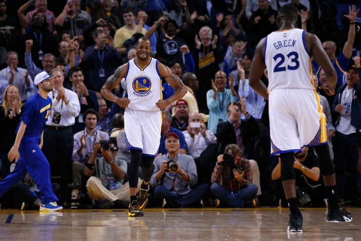 Andre Iguodala eftir eina körfu sína fyrir Golden State Warriors í nótt.