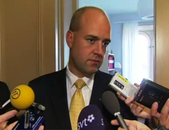 Fredrik Reinfeldt átti ekki von á vatnsbyssu í hljóðnemanum.