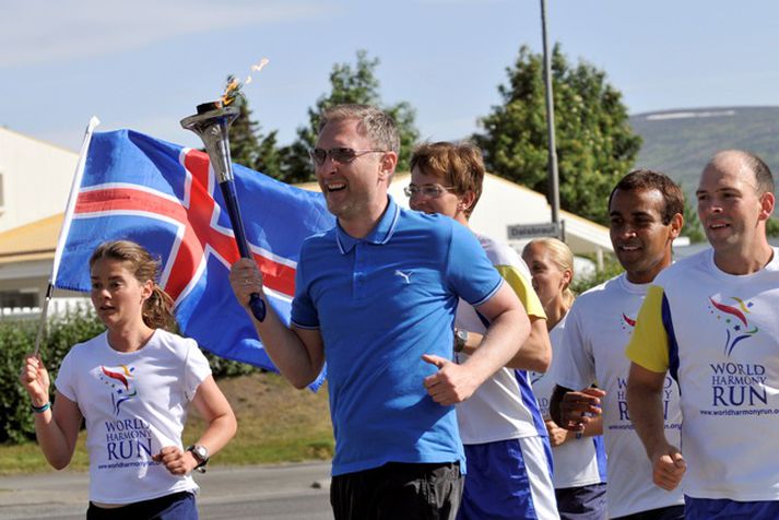 Eiríkur Björn Björgvinsson, bæjarstjóri Akureyrar, hleypur með Friðarkyndilinn.