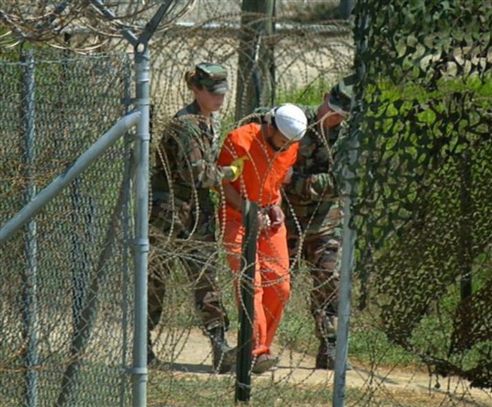 Um fjögur hundruð fangar eru enn í Guantanamo.