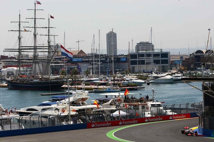 Lewis Hamilton þeysir á hafnarbakkanum í Valencia í dag.