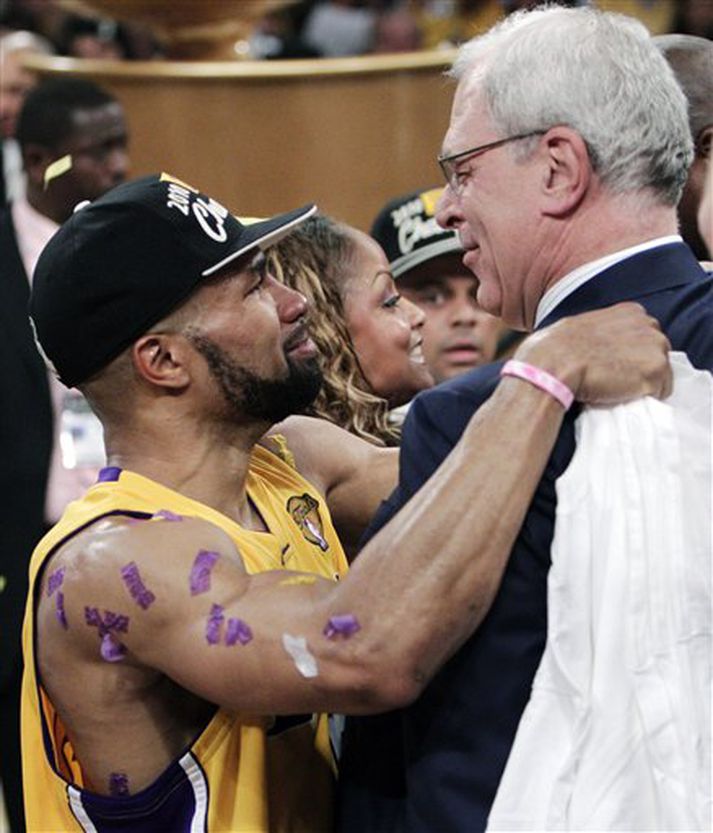 Derek Fisher og Phil Jackson fagna.