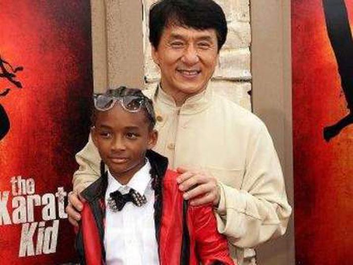 Hressir saman Jaden Smith, sonur leikarans Will Smith, ásamt samleikara sínum Jackie Chan. Kvikmyndin Karate Kid fór beint á toppinn í Bandaríkjunum.
Nordicphotos/getty