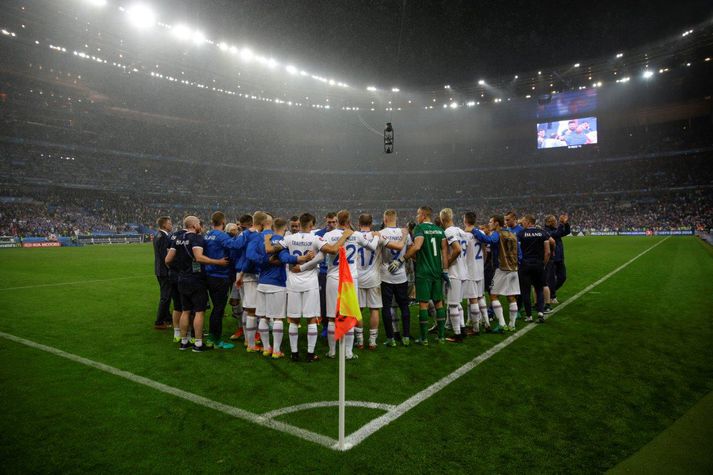 Strákarnir okkar saman út við hornfána á Stade de France að loknu 5-2 tapinu gegn Frökkum á EM 2016. Álag á starfsfólk KSÍ hefur aukist í takt við tíðari þátttöku á stórmótum.