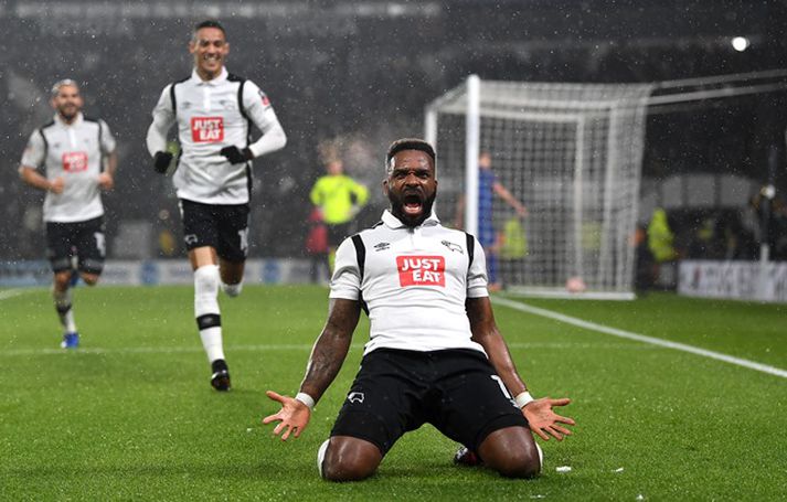 Darren Bent fagnar eftir að hafa skorað í rétt mark.