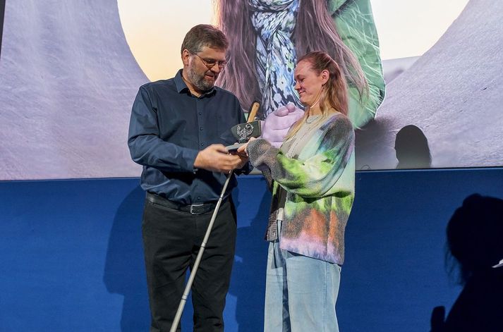 Sigþór U. Hallfreðsson, formaður Blindrafélagsins, afhenti Hrönn Sveinsdóttur, framkvæmdastjóra Bíó Paradís, Samfélagslampann á dögunum.