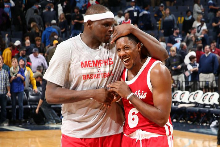 Zach Randolph fagnar Mario Chalmers í nótt.