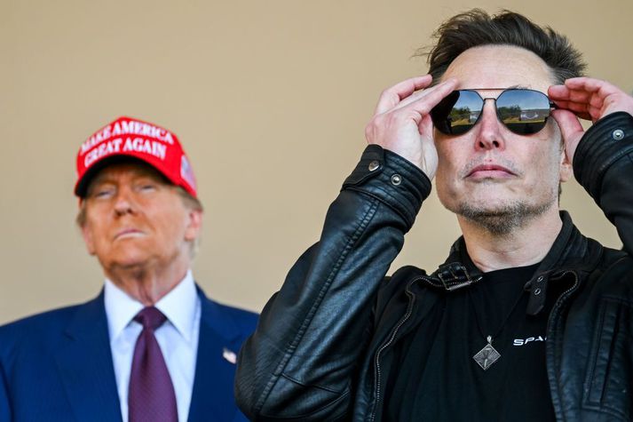 Elon Musk sýnir Donald Trump eldflaug á vegum Space X. Musk hefur verið hægri hönd forsetans tilvonandi og býr núna í koti á sveitasetri Trump í Mar-a-Lago.