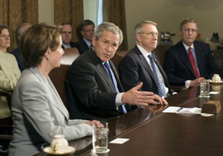 Bush sést hér á fréttamannafundi með Nancy Pelosi í gærdag.