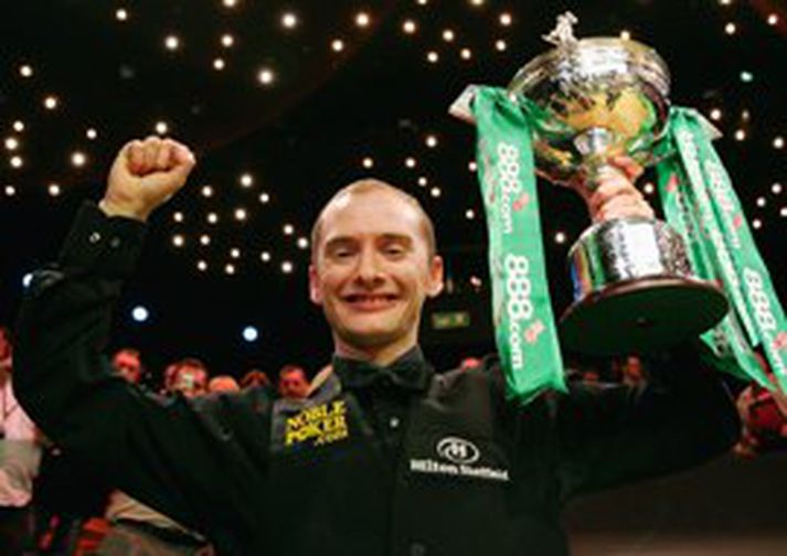 Graeme Dott fagnar hér heimsmeistaratitlinum í snóker