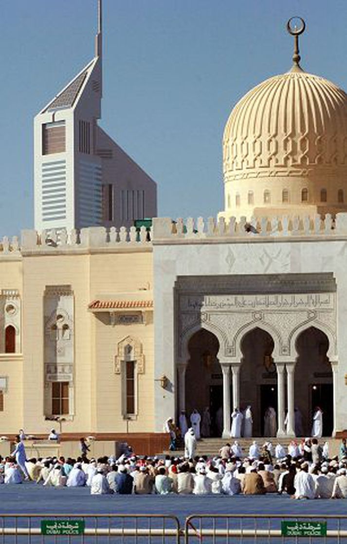 Í Dubai. Strax stefnir að því að opna skrifstofu í Dubai á þessu ári og síðar á Íslandi. Á myndinni má sjá nýtískubyggingu gnæfa yfir moskunni Zabil í janúarbyrjun.