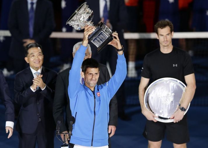 Novak Djokovic fagnar sigri á Opna ástralska meistaramótinu 2015 en Andy Murray þurfti að sætta sig við silfurverðlaunin og er hnípinn í bakgrunni