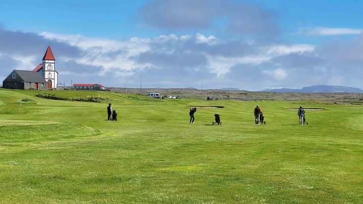 Kálfatjarnarvöllur stendur í um 6,5 km fjarlægð frá Vogum, við kirkjujörðina Kálfatjörn. Mikil mannvist einkennir Kálfatjarnarvöll en þar má finna tóttir, forna túngarða og aðrar grjóthleðslur. Kálfatjarnarvöllur er golfvöllur vikunnar á Vísi.  Myndir/Albert Ómar Guðbrandsson.