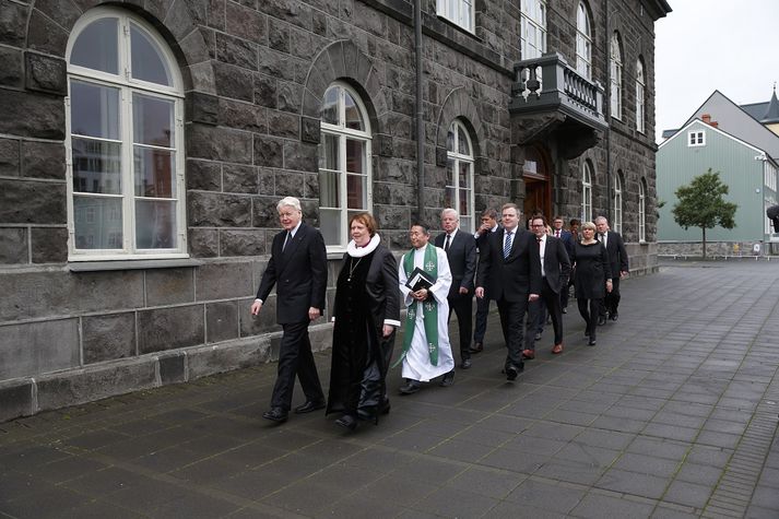 Forseti Íslands, biskup Íslands, séra Toshiki Toma og þingmenn ganga til kirkju í morgun.