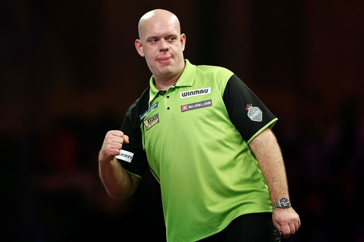 Michael van Gerwen fagnar sigrinum á James Hurrell í gærkvöldi.