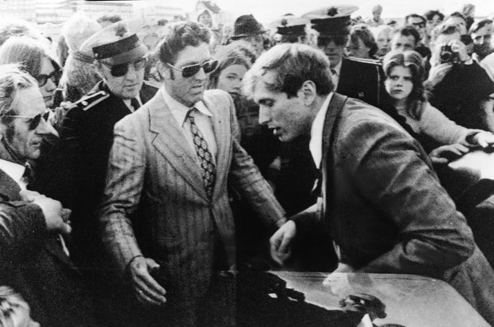 Bobby Fischer umkringdur mannfjölda við bakdyr Laugardalshallar sumarið 1972. Einkalífvörður Fischers, Sæmundur Pálsson, gætir skákmeistarans ásamt öðrum íslenskum lögreglumönnum.
