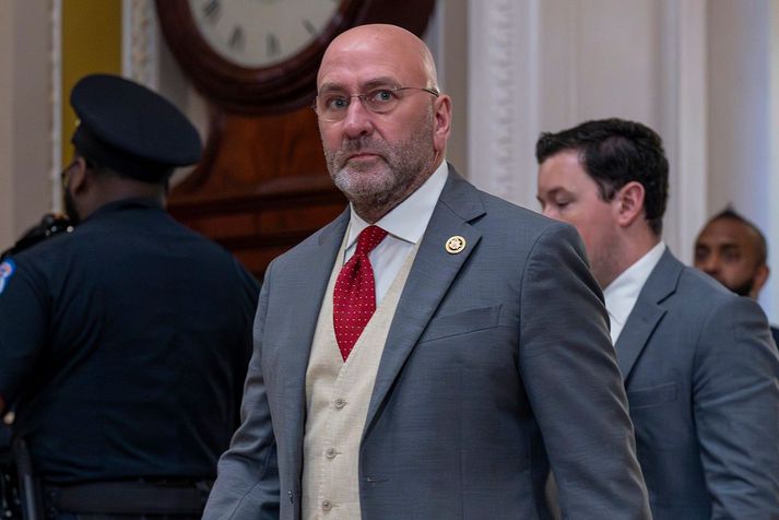 Clay Higgins, þingmaður Repúblikanaflokksins frá Louisiana, birti í gær rasískt tíst sem Demókratar vilja ávíta hann fyrir.