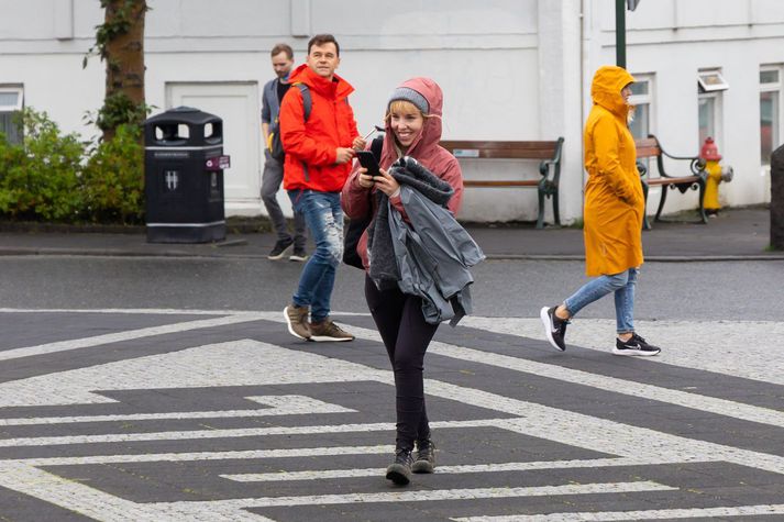 Lengst af verður úrkoma vestantil í formi rigningar eða skúra.