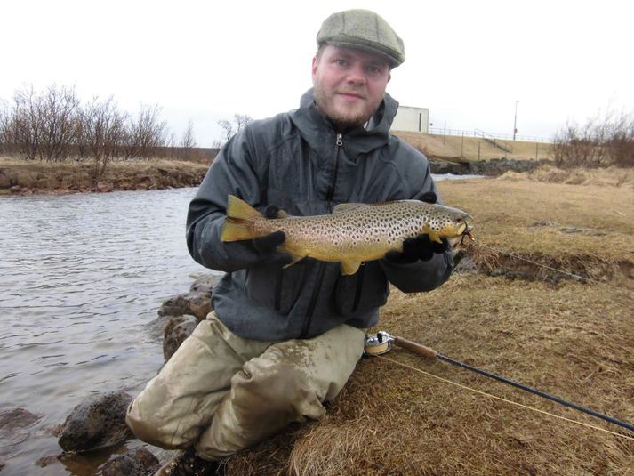 Jón Mýrdal með feitan og fallegan urriða úr Höfuðhyl í gær.