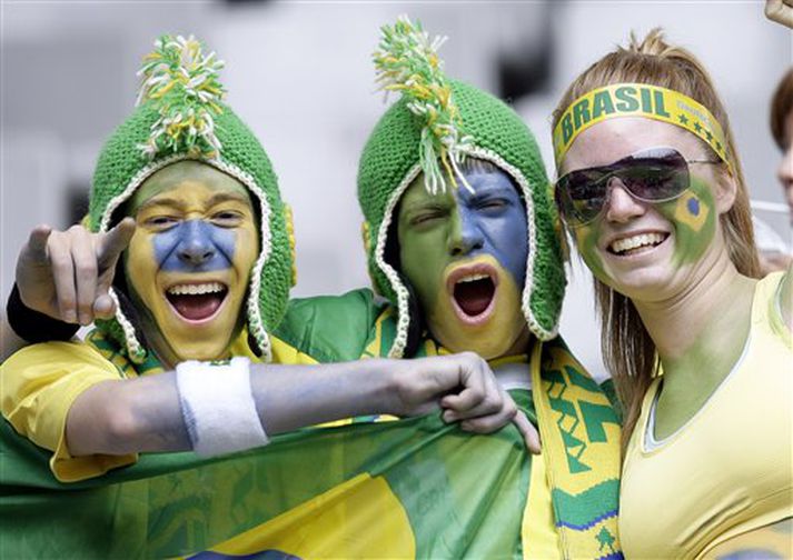 Skrautlegir stuðningsmenn brasilíska landsliðsins á leik Brasilíu og Ghana í 16-liða úrslitum í gær.