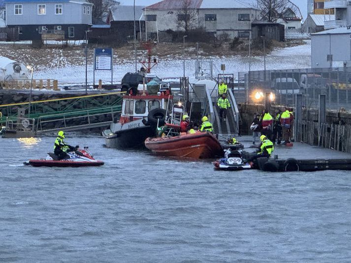 Í gær gerðu kafarar tilraun til að ná upp bílhræunum tveimur sem fóru í sjóinn en slæm veðurskilyrði setti strik í reikninginn.