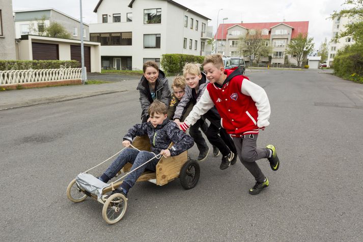 Bíllinn er fljótur í förum þegar margir ýta.