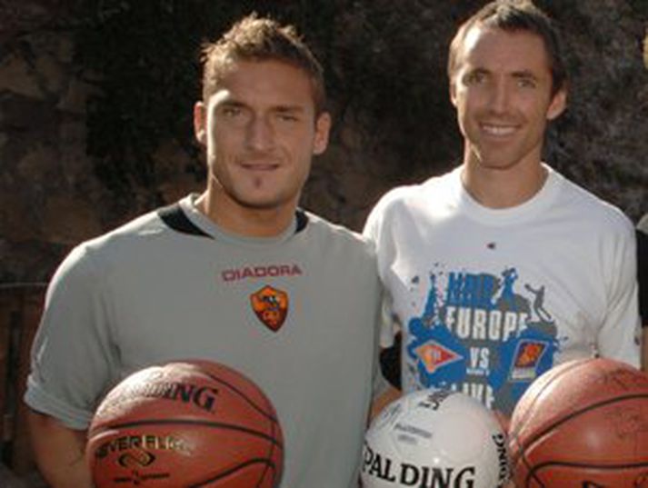 Steve Nash er hér með Francesco Totti hjá Roma þegar Phoenix var á ferðalagi um Evrópu síðasta haust