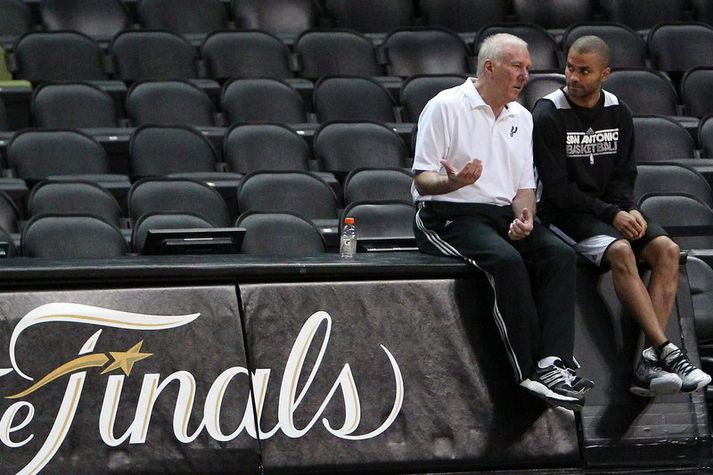 Gregg Popovich og Tony Parker ræða málin.