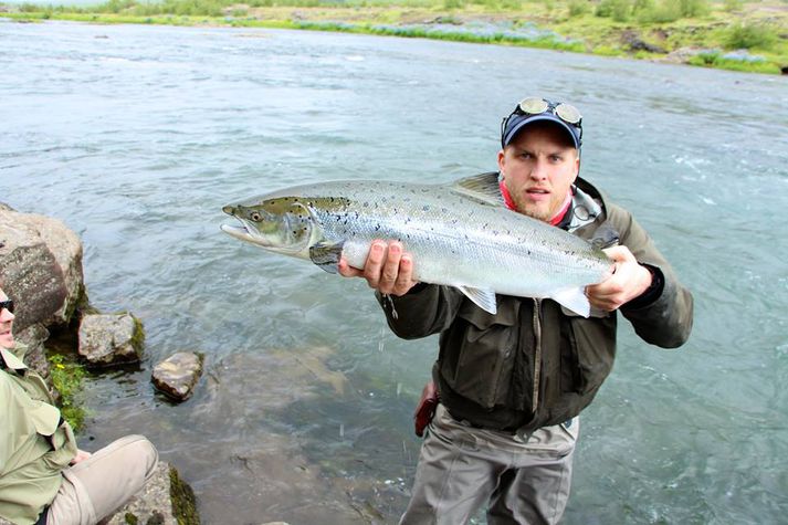 Jón Þór Júlíusson leigutaki Laxá Í Kjós með fallegan lax fyrstu dagana í fyrra.