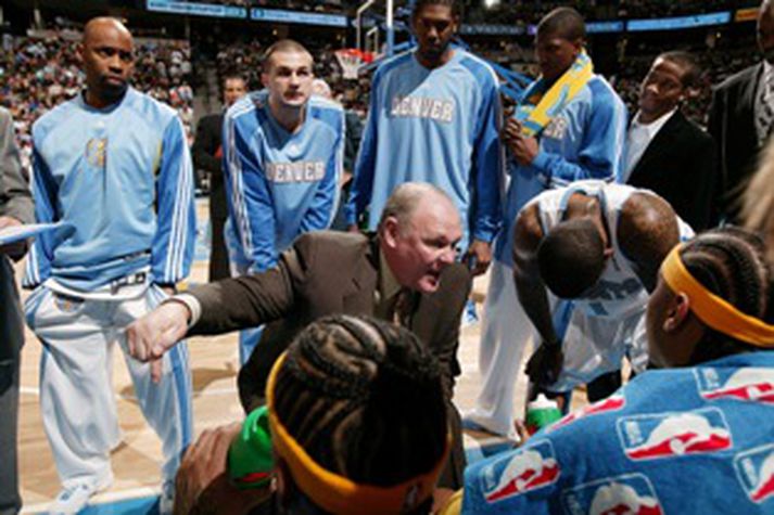 George Karl þjálfari Denver messar yfir sínum mönnum