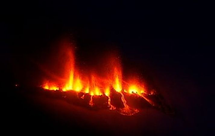 Eldgosið er ekki í rénun. Mynd/ Landhelgisgæslan.