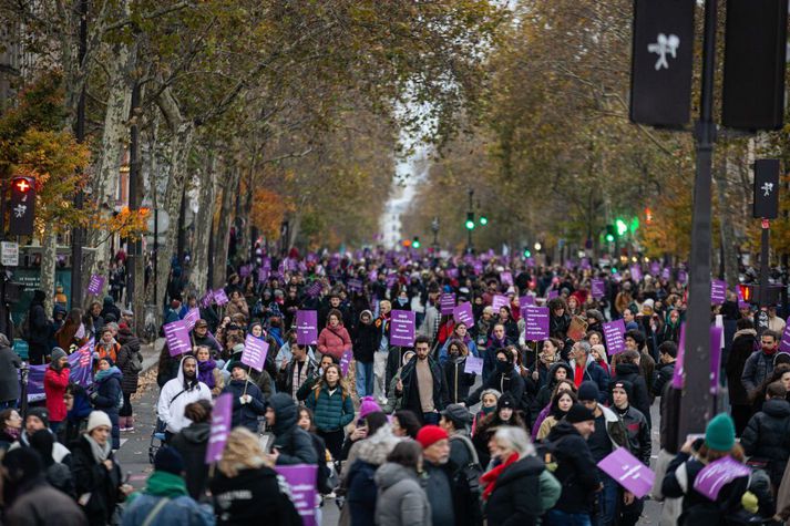 Þúsundir íbúa Parísar mótmæla kynbundnu ofbeldi.