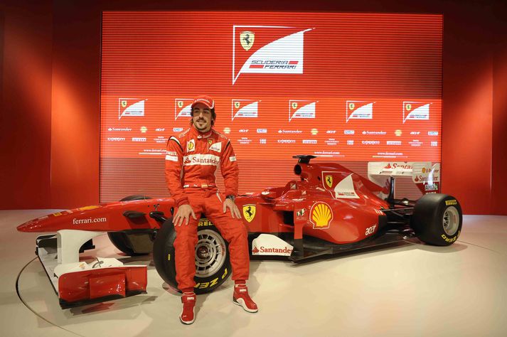 Fernando Alonso situr á nýja Ferrari keppnisbílnum sem var frumsýndur í dag.