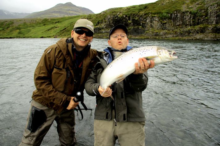 Ásmundur Helgason og Gunnar Helgason - sem er við það að missa lax út úr höndunum í Breiðdalsá.