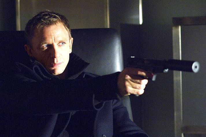 Daniel Craig slær í gegn sem nýr Bond og aðdáendur bíða spenntir eftir næstu myndum.