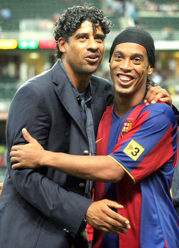 Frank Rijkaard og Ronaldinho.