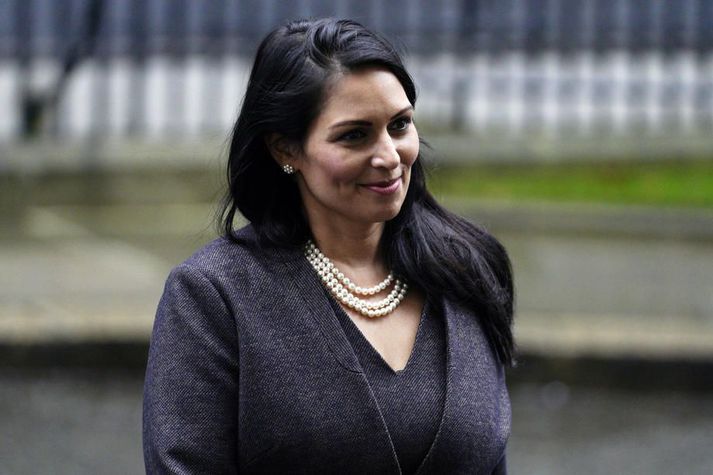 Priti Patel hafnar öllum ásökunum um einelti. Hún sagði af sér sem þróunarmálaráðherra árið 2017 þegar í ljós kom að hún fundaði á laun með ísraelskum valdamönnum þegar hún var þar í fríi.