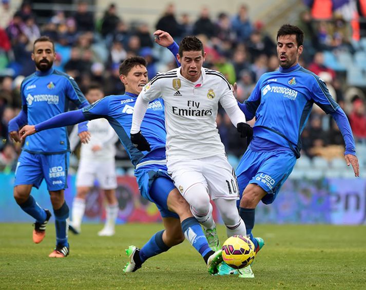 Varnarmenn Getafe reyna að stöðva James Rodríguez sem lagði upp tvö mörk í dag.