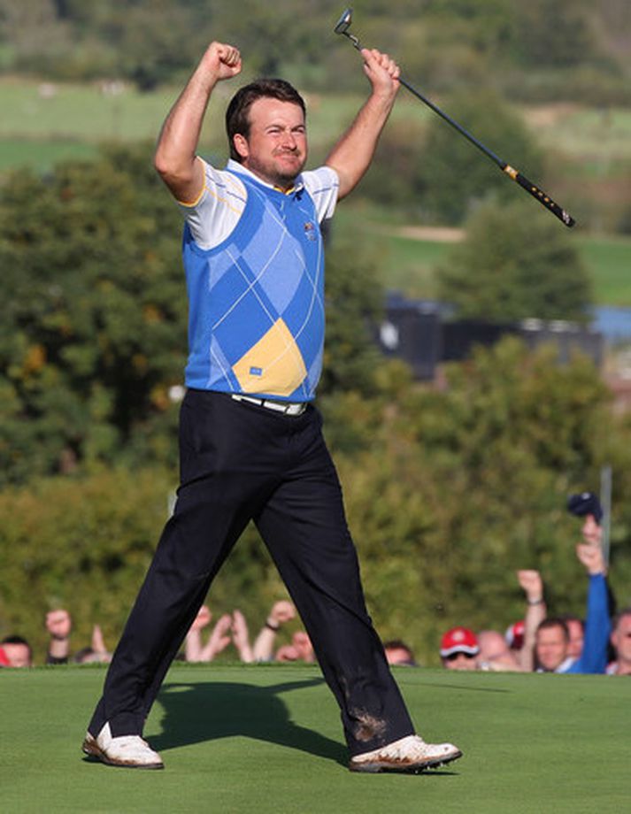 Graeme McDowell tryggði Evrópu sigur í Ryder-keppninni. Hér fagnar hann fuglinum mikilvæga á sextándu.