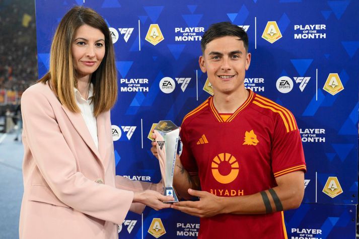 Lina Souloukou ásamt Paulo Dybala, leikmanni Roma.