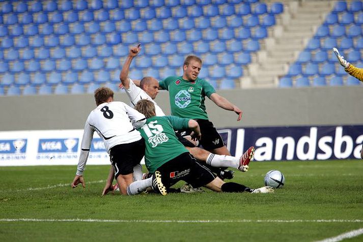 2-1 Tryggvi Guðmundsson sést hér skora annað mark FH í leiknum og fagna því með Guðmundi Sævarssyni.
