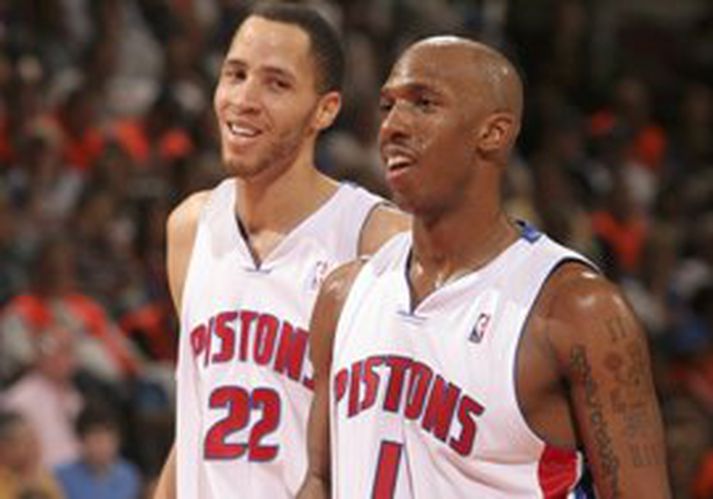 Tayshaun Prince og Chauncey Billups hjá Detroit ganga hér glottandi af velli í gær, en fyrsti leikur þeirra gegn Cleveland í gær var í raun ekki meira en létt æfing fyrir þá