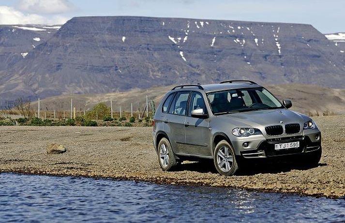 BMW X5 er með stífari fjöðrun en flestir jeppar. Þetta gerir hann að mun skemmtilegra ökutæki.