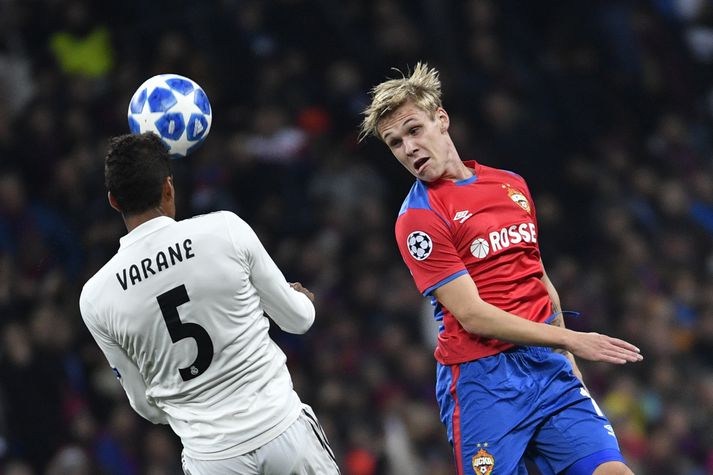 Arnór í baráttunni við einn besta varnarmann í heimi, Raphael Varane