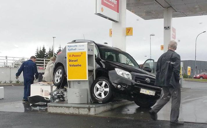 Engin slys urðu á fólki og mildi þykir að ekki fór verr.